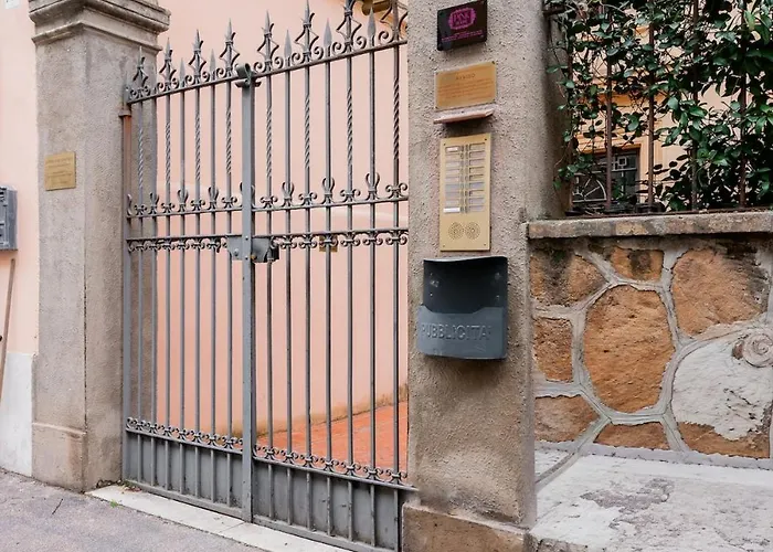 Pink House Secret Spot In * Rom